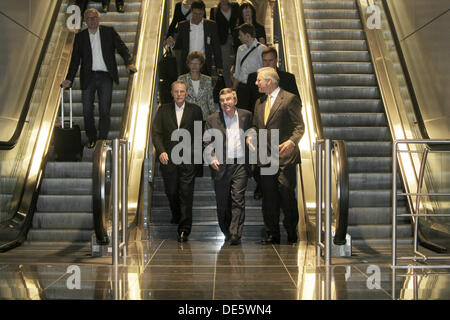 Francfort, Allemagne. 12e Août, 2013. Le nouveau président du Comité International Olympique (CIO), Thomas Bach (C), arrive à l'aéroport de Frankfurt Main avec son prédécesseur, Jacques Rogge (C-L) et Christoph Franz (C-R), président-directeur général de l'allemand Lufthansa, Allemagne, 12 septembre 2013. Bach avait déjà voté le nouveau président du CIO à Buenos Aires. Photo : FREDRIK VON ERICHSEN/dpa/Alamy Live News Banque D'Images