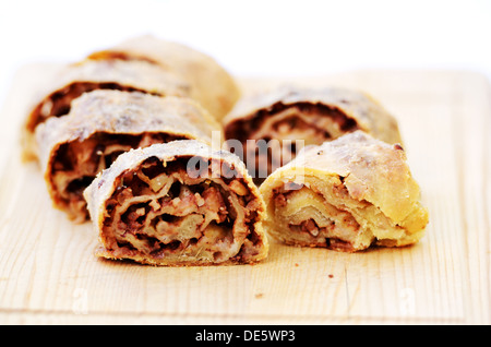 Morceaux de strudel aux pommes sur une planche en bois Banque D'Images