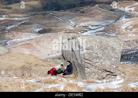 Reposant sur le chemin jusqu'à Cader Idris. Banque D'Images