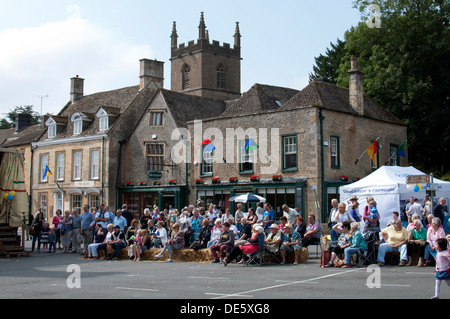 Les gens au Cotswold Festival, Stow-on-the-Wold, Gloucestershire, Royaume-Uni Banque D'Images