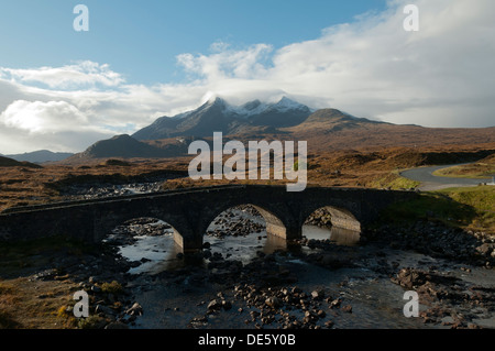 Neige fraîche sur les Cuillin Hills, du vieux pont et à Sligachan, Isle of Skye, Scotland, UK Banque D'Images