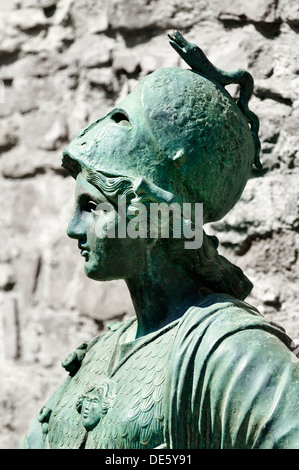 Statue de Minerve, déesse de la guerre. Arezzo, Toscane Italie. Cette copie, situé sur la Via Pellicceria, de 4ème C. BC original bronze Banque D'Images