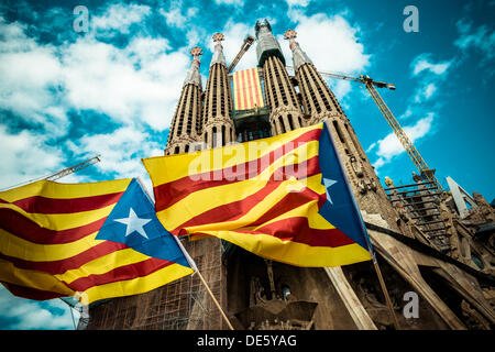 Barcelone, Espagne. Septembre 11th, 2013 : 'Bleu' ESTELADA Drapeau, symbole de la 'indépendant Paisos Catalans" (Pays Catalans) vague en face de la Sagrada Familia de Barcelone au cours de la 'Via Catalana' sur la Catalogne, la fête nationale © matthi/Alamy Live News Banque D'Images