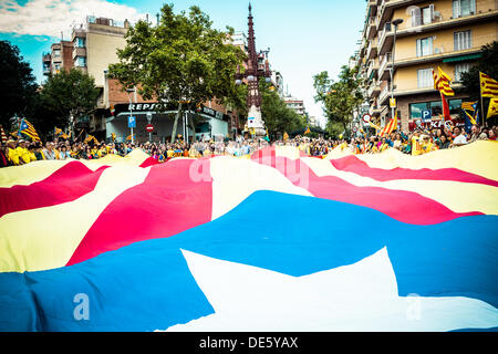 Barcelone, Espagne. Septembre 11th, 2013 : manifestants afficher un 'bleu' Estelada géant, symbole de l'indépendance des pays Catalans, en face de la Sagrada Familia de Barcelone au cours de la 'Via Catalana' sur la Catalogne, la fête nationale © matthi/Alamy Live News Banque D'Images