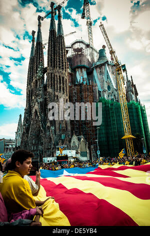 Barcelone, Espagne. 11 septembre 2013 : une vague de manifestants 'bleu' Estelada géant, symbole de l'indépendance des pays Catalan, à 17:14 heures en face de la Sagrada Familia de Barcelone au cours de la 'Via Catalana' sur la Catalogne, la fête nationale © matthi/Alamy Live News Banque D'Images