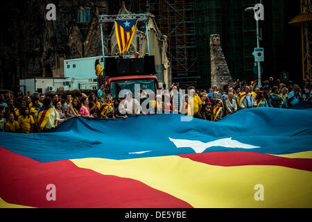 Barcelone, Espagne. 11 septembre 2013 : une vague de manifestants 'bleu' Estelada géant, symbole de l'indépendance des pays Catalan, à 17:14 heures en face de la Sagrada Familia de Barcelone au cours de la 'Via Catalana' sur la Catalogne, la fête nationale © matthi/Alamy Live News Banque D'Images