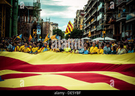 Barcelone, Espagne. 11 septembre 2013 : une vague de manifestants 'bleu' Estelada géant, symbole de l'indépendance des pays Catalan, à 17:14 heures en face de la Sagrada Familia de Barcelone au cours de la 'Via Catalana' sur la Catalogne, la fête nationale © matthi/Alamy Live News Banque D'Images