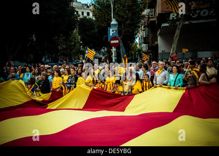 Barcelone, Espagne. 11 septembre 2013 : une vague de manifestants 'bleu' Estelada géant, symbole de l'indépendance des pays Catalan, à 17:14 heures en face de la Sagrada Familia de Barcelone au cours de la 'Via Catalana' sur la Catalogne, la fête nationale © matthi/Alamy Live News Banque D'Images