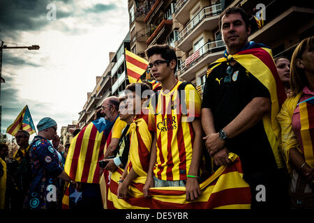 Barcelone, Espagne. Septembre 11th, 2013 : Les manifestants sont habillés de la manière la plus 'Catalan' possible car ils se manifester en face de la Sagrada Familia de Barcelone au cours de la 'Via Catalana' sur la Catalogne, la fête nationale © matthi/Alamy Live News Banque D'Images