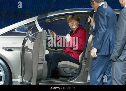 Francfort, Allemagne. 12e Août, 2013. La chancelière allemande, Angela Merkel (CDU, L)se trouve dans un S-Max Concept car modèle de voiture fabricant Ford à l'International Motor Show 65e Fankfurt (IAA) à Francfort, Allemagne, 12 septembre 2013. Près de 1100 exposants du monde entier présents nouveautés au plus grand salon automobile IAA jusqu'au 22 septembre 2013. Photo : Uwe Anspach/dpa/Alamy Live News Banque D'Images