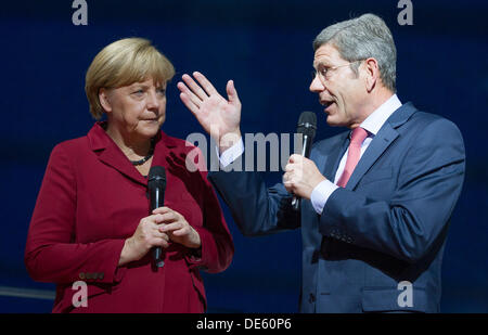 Francfort, Allemagne. 12e Août, 2013. La chancelière allemande, Angela Merkel (CDU), L'entretient avec le président de Ford, Bernd Mattes à la 65ème Salon Automobile International Fankfurt (IAA) à Francfort, Allemagne, 12 septembre 2013. Près de 1100 exposants du monde entier présents nouveautés au plus grand salon automobile IAA jusqu'au 22 septembre 2013. Photo : Uwe Anspach/dpa/Alamy Live News Banque D'Images