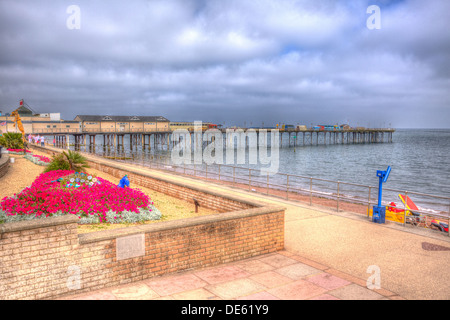 Promenade du front de mer et de l'embarcadère de Teignmouth Devon, Angleterre, structure traditionnelle anglaise par la mer dans HDR avec les fleurs rouges Banque D'Images