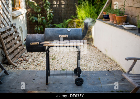 Traditionnellement, la cuisson du poisson au feu de bois dans un fumoir, UK Banque D'Images