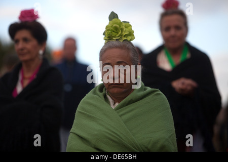 Pèlerins femelle portant des robes gitanes au cours du pèlerinage au sanctuaire de la Vierge de Rocio, à Denia, Sevilla, Espagne Banque D'Images