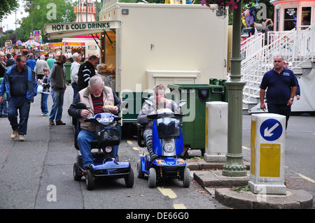 Eating Chips sur scooter de mobilité Banque D'Images