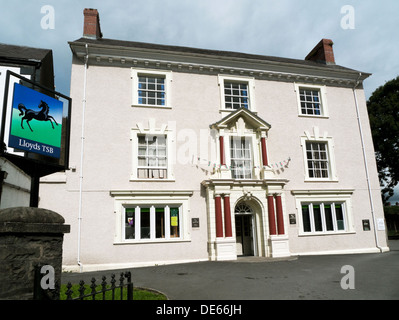 La façade extérieure de la Lloyds TSB Bank succursale Llandovery maintenant fermé dans Carmarthenshire Dyfed West Wales UK KATHY DEWITT Banque D'Images