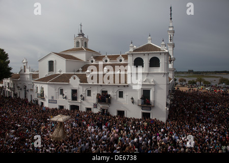 L'image de Notre Dame d'El Rocio est porté par un corbeau en face de son sanctuaire pendant une procession dans le village El Rocio Banque D'Images