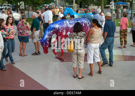 Les habitants obtiennent leur premier regard sur la fièvre de cheval Cheval peint entrées Projet de collecte de fonds au centre-ville d'Ocala, Floride Banque D'Images