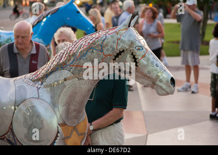 Les habitants obtiennent leur premier regard sur la fièvre de cheval Cheval peint entrées Projet de collecte de fonds au centre-ville d'Ocala, Floride Banque D'Images