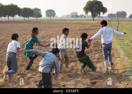 L'Inde, Uttar Pradesh, Agra, les enfants jouant dans le champ Banque D'Images