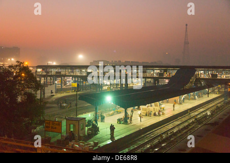 L'Inde, l'Uttar Pradesh, la gare de New Delhi à l'aube Banque D'Images