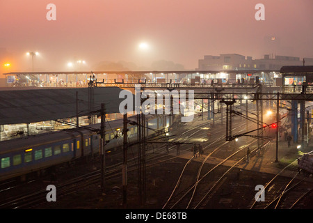 L'Inde, l'Uttar Pradesh, la gare de New Delhi à l'aube Banque D'Images