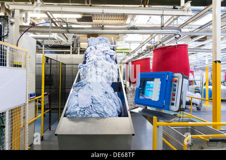 L'une des nombreuses machines à laver, monté dans le cadre de l'échelle industrielle dans une laverie de Her Majesty's Prison. Banque D'Images