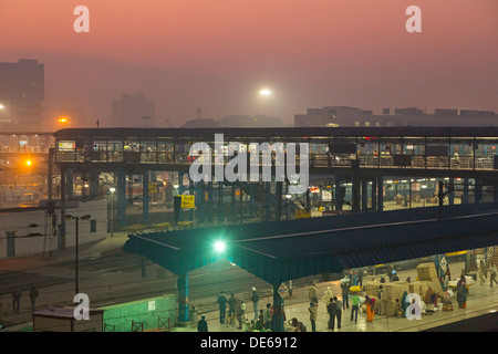 L'Inde, l'Uttar Pradesh, la gare de New Delhi à l'aube Banque D'Images