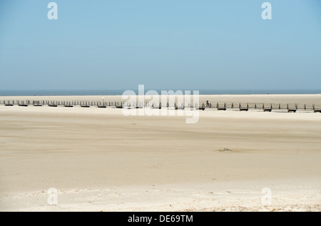 Sankt Peter Ording-, l'Allemagne, les trottoirs et les touristes sur la plage de Saint Peter- Ording Banque D'Images