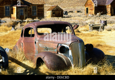 Automobile voiture vintage abandonnés dans la ruée vers l'or gold mining ville fantôme de Bodie en Californie du Nord, USA Banque D'Images