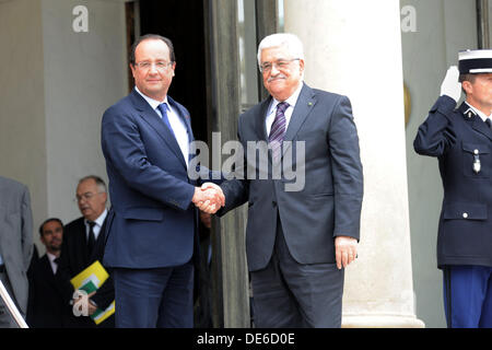 Paris, Paris, France. 12e Août, 2013. Le président palestinien Mahmoud Abbas est accueilli par le président français François Hollande à son arrivée à l'Elysée, à Paris, France, 12 septembre 2013. Visites Abbas France pour une visite officielle, à la suite d'une visite en Grande-Bretagne : Crédit Thaer Ganaim APA/Images/ZUMAPRESS.com/Alamy Live News Banque D'Images