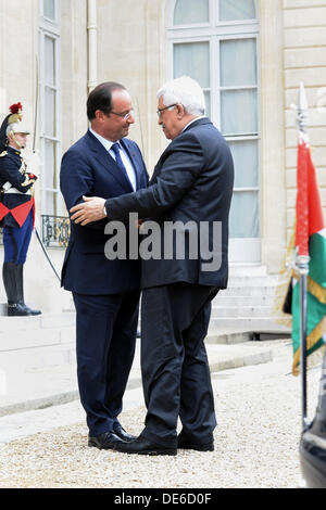 Paris, Paris, France. 12e Août, 2013. Le président palestinien Mahmoud Abbas est accueilli par le président français François Hollande à son arrivée à l'Elysée, à Paris, France, 12 septembre 2013. Visites Abbas France pour une visite officielle, à la suite d'une visite en Grande-Bretagne : Crédit Thaer Ganaim APA/Images/ZUMAPRESS.com/Alamy Live News Banque D'Images