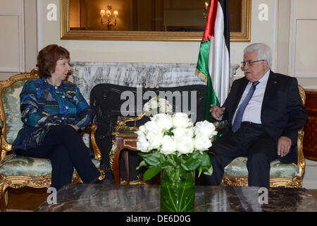 Paris, Paris, France. 12e Août, 2013. Le président palestinien Mahmoud Abbas (Abou Mazen) rencontre avec Ashton à Paris, le 12 septembre, 2013 Crédit : Thaer Ganaim APA/Images/ZUMAPRESS.com/Alamy Live News Banque D'Images