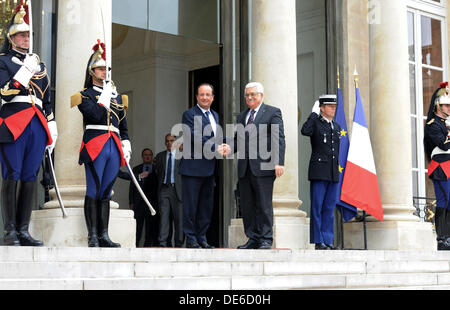 Paris, Paris, France. 12e Août, 2013. Le président palestinien Mahmoud Abbas est accueilli par le président français François Hollande à son arrivée à l'Elysée, à Paris, France, 12 septembre 2013. Visites Abbas France pour une visite officielle, à la suite d'une visite en Grande-Bretagne : Crédit Thaer Ganaim APA/Images/ZUMAPRESS.com/Alamy Live News Banque D'Images