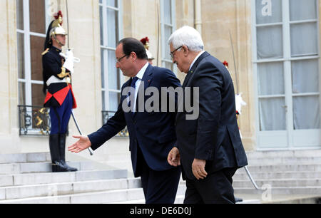 Paris, Paris, France. 12e Août, 2013. Le président palestinien Mahmoud Abbas est accueilli par le président français François Hollande à son arrivée à l'Elysée, à Paris, France, 12 septembre 2013. Visites Abbas France pour une visite officielle, à la suite d'une visite en Grande-Bretagne : Crédit Thaer Ganaim APA/Images/ZUMAPRESS.com/Alamy Live News Banque D'Images