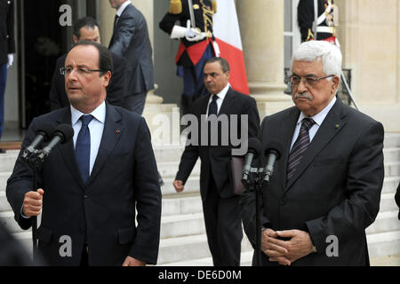 Paris, Paris, France. 12e Août, 2013. Le président palestinien Mahmoud Abbas est accueilli par le président français François Hollande à son arrivée à l'Elysée, à Paris, France, 12 septembre 2013. Visites Abbas France pour une visite officielle, à la suite d'une visite en Grande-Bretagne : Crédit Thaer Ganaim APA/Images/ZUMAPRESS.com/Alamy Live News Banque D'Images