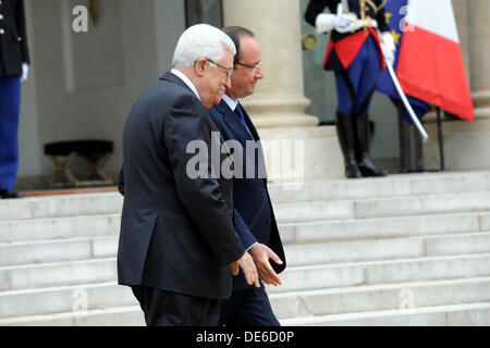 Paris, Paris, France. 12e Août, 2013. Le président palestinien Mahmoud Abbas est accueilli par le président français François Hollande à son arrivée à l'Elysée, à Paris, France, 12 septembre 2013. Visites Abbas France pour une visite officielle, à la suite d'une visite en Grande-Bretagne : Crédit Thaer Ganaim APA/Images/ZUMAPRESS.com/Alamy Live News Banque D'Images