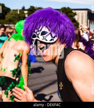 Artiste de rue en perruque violette Banque D'Images