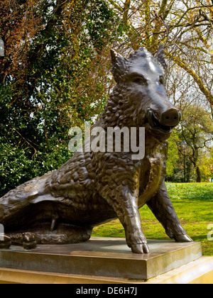 Statue de sanglier florentin à Derby Arboretum dans le centre-ville de Derby en Angleterre Royaume-uni l'un des premiers parcs publics en Grande-Bretagne a ouvert 1840 Banque D'Images