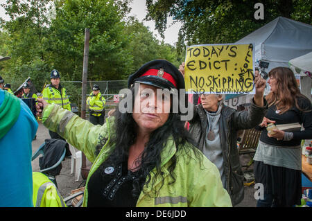 Balcombe, West Sussex, UK. Sept 12, 2013.Les manifestants montrent la gêne qu'un autre camion arrive à Cuadrilla site.. La fracturation anti écologistes protestent contre les forages d'essai par Cuadrilla sur le site de West Sussex qui pourraient mener à la processus de fracturation controversée. Crédit : David Burr/Alamy Live News Banque D'Images