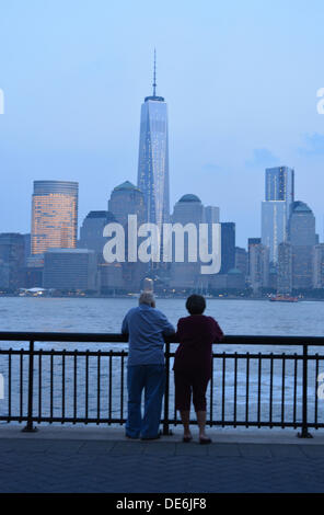 NY, NY, USA. 11e Août, 2013. Couple looking at World Trade Center Tower One sur l'anniversaire des attaques du 11 septembre sur la ville de New York. © Christopher Penler/Alamy Live News Banque D'Images