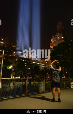 NY, NY, USA. 11e Août, 2013. L'homme à faire des photos de l'hommage rendu à la lumière près de Ground Zero à Manhattan. © Christopher Penler/Alamy Live News Banque D'Images