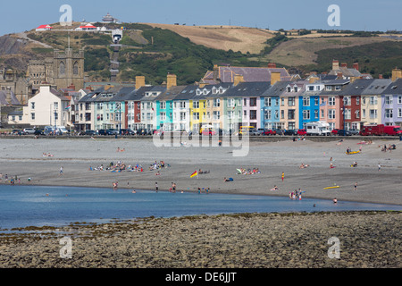 Maisons peintes de couleurs vives sur le front d'Aberystwyth, avec St Michael's Church, l'ancien collège et la falaise visible de fer Banque D'Images