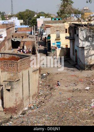 L'Inde, Uttar Pradesh, Agra, logement typique et la litière de rue Banque D'Images