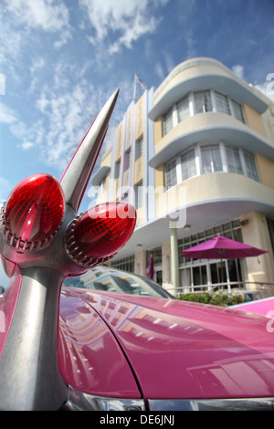 FEUX ARRIÈRE ROSE CADILLAC ELDORADO (©GENERAL MOTORS CORP 1959) MARLIN HOTEL (©LAWRENCE MURRAY DIXON 1939) COLLINS AVENUE MIAMI BEACH FLORIDA USA Banque D'Images