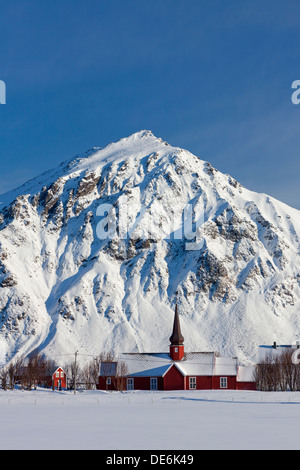 Flakstad église dans la neige en hiver, Fylke Nordland, îles Lofoten, Norvège, Scandinavie Banque D'Images