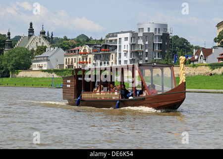 Un bateau sur la Vistule. La Vistule est le plus long et le plus grand fleuve de Pologne. Banque D'Images