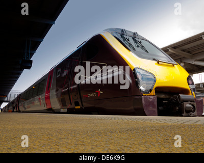 Cross country à grande vitesse inter city railway train dans la gare de Derby, England UK Banque D'Images