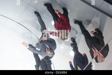 Francfort, Allemagne. 12e Août, 2013. La chancelière allemande, Angela Merkel, et chef de la direction de Audi Rupert Stadler se reflètent l'ina mirror sur le stand du constructeur automobile Audi à la 65ème Salon Automobile International Fankfurt (IAA) à Francfort, Allemagne, 12 septembre 2013. Près de 1100 exposants du monde entier présents nouveautés au plus grand salon automobile IAA jusqu'au 22 septembre 2013. Photo : Uwe Anspach/dpa/Alamy Live News Banque D'Images