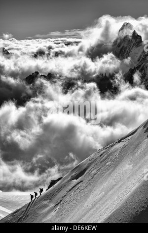 Alpinistes sur l'arête Midi au-dessus de Chamonix Banque D'Images